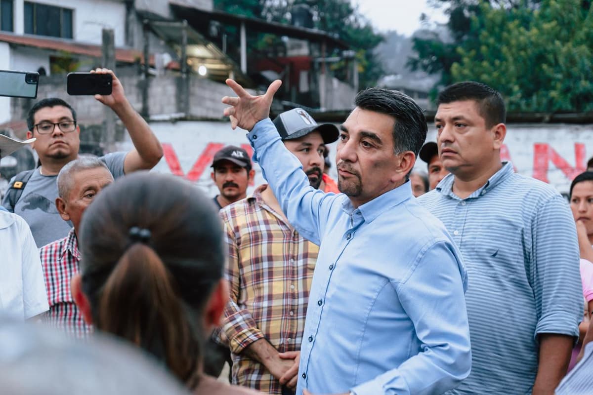 Alfredo San Román, alcalde de Huejutla, escucha a los vecinos de Tehuetlán sobre el drenaje colapsado