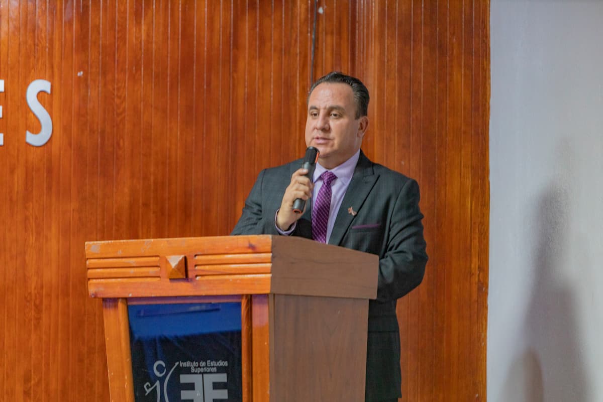 El Dr. Eric González agradeció a la comunidad IESEF por su dedicación y compromiso
