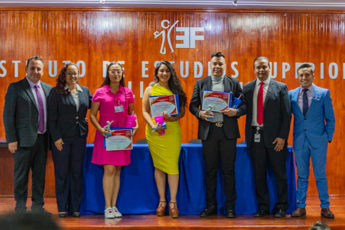 La coronación de los representantes estudiantiles marcó un momento simbólico en la ceremonia.