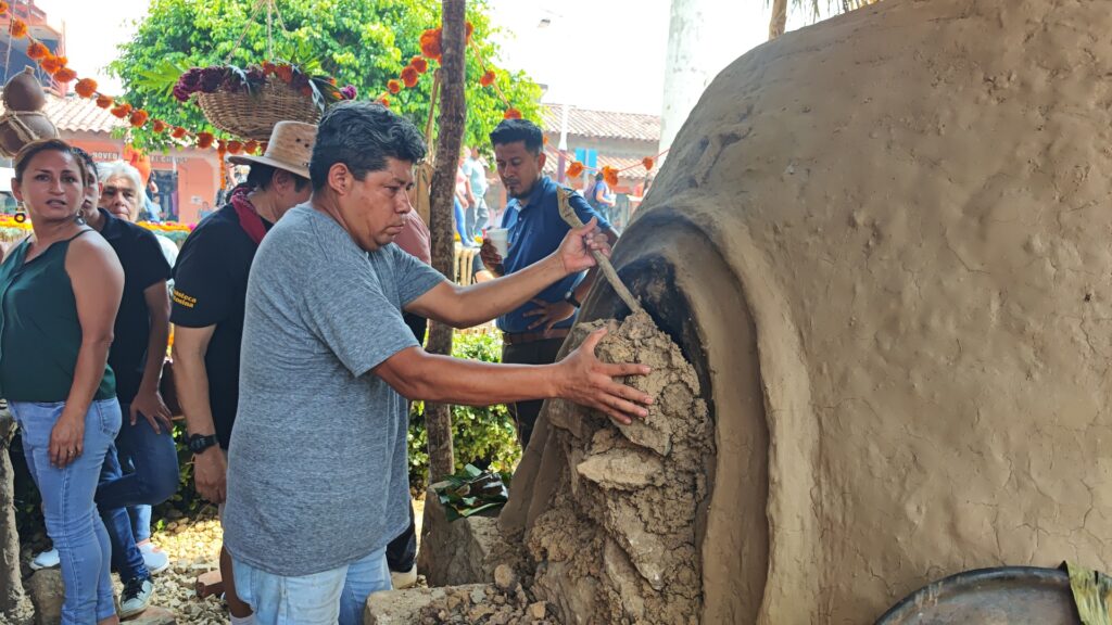 ¿Quieres probar el zacahuil en este Xantolo? En Huejutla colocaron un lugar para degustarlo