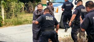 Policías municipales de Huejutla desataron a los presuntos ladrones para aprehenderlosFoto: Salomón Hernández