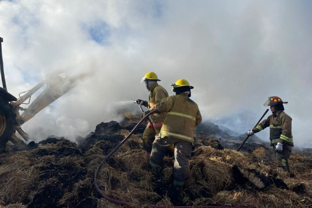 A las 7:34 horas, los elementos de rescate lograron poner bajo control el fuego 