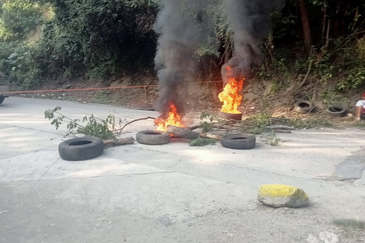 Pobladores de Xocotitla mantienen retenido a policía y la carretera bloqueada hasta obtener respuestas