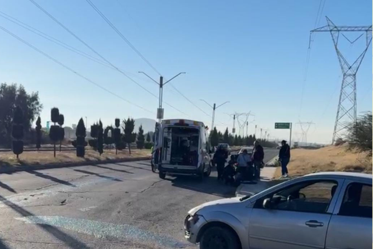 Servicios de emergencia acudieron al llamado en Tizayuca para asistir a un motociclista accidentado.