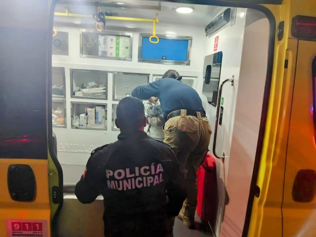 Ambulancia trasladando a la madre y al bebé tras el alumbramiento exitoso.
