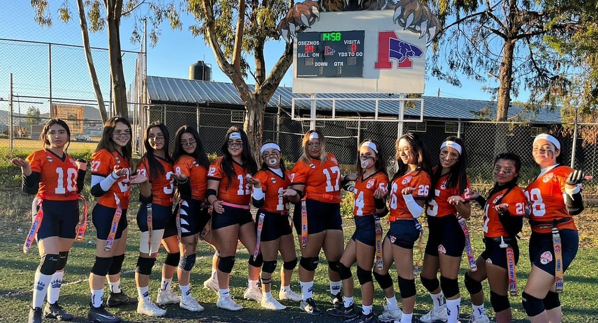 Jugadoras de los Oseznos celebran su pase a la final en Pachuca
