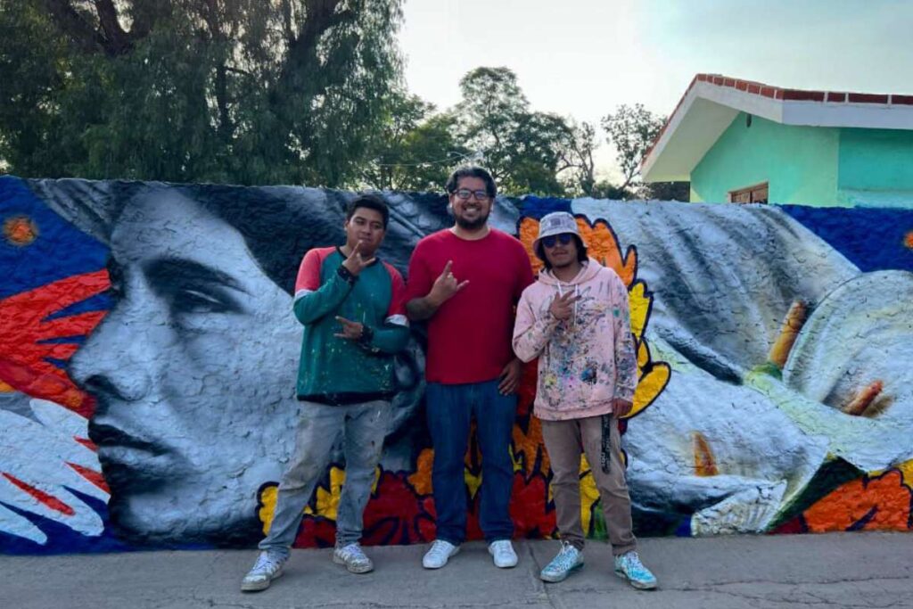 Los creadores del mural son integrantes del colectivo Bastar2: Dante Alexander Jiménez e Irving Uriel Chávez 