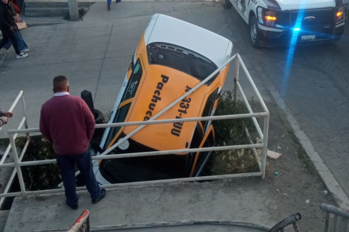 El taxi accidentado desvió su curso y cayó en un registro a la altura de San Antonio.