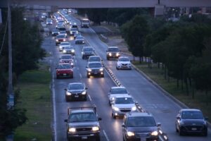 Maniobras de retiro complican el tránsito en la autopista México-Pachuca