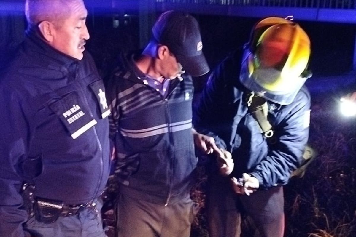 Protección Civil y la Policía Estatal colaboraron en el rescate de un hombre que intentaba lanzarse del puente