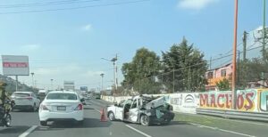 Fuerte choque en la autopista México-Pachuca dejó daños materiales y dos personas heridas