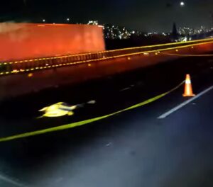 La zona donde ocurrió el accidente en la autopista México-Pachuca fue acordonada mientras las autoridades realizaban las investigaciones pertinentes.