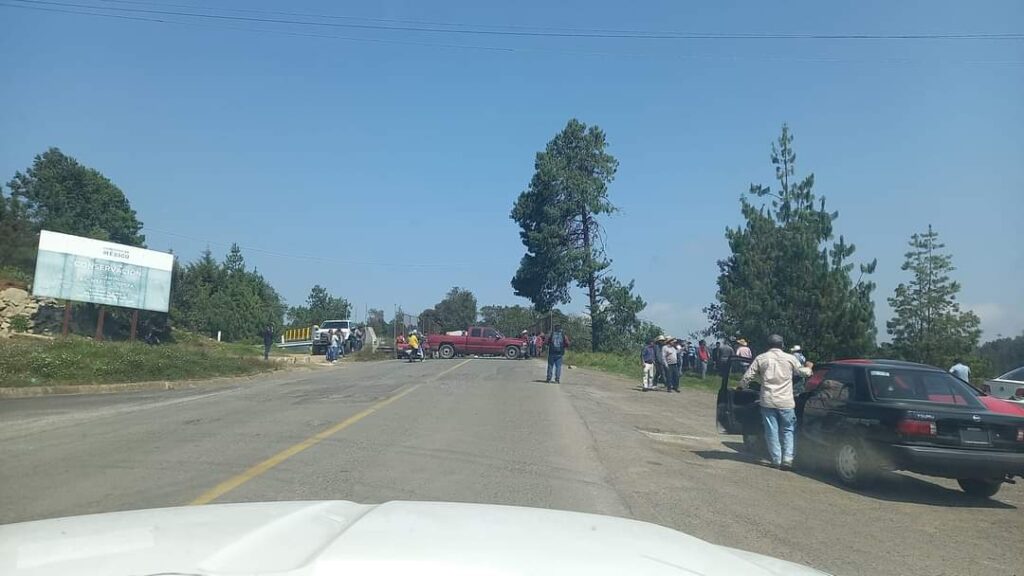 Acaxochitlán: Bloquean pobladores la México-Tuxpan; esto es lo que exigen a las autoridades