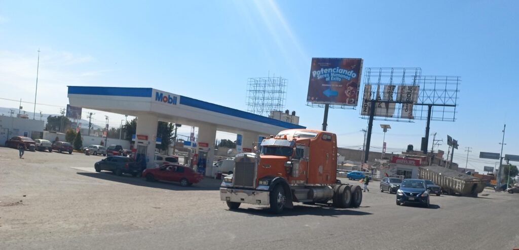 Caos en la México-Pachuca debido al desprendimiento de la góndola de un tráiler