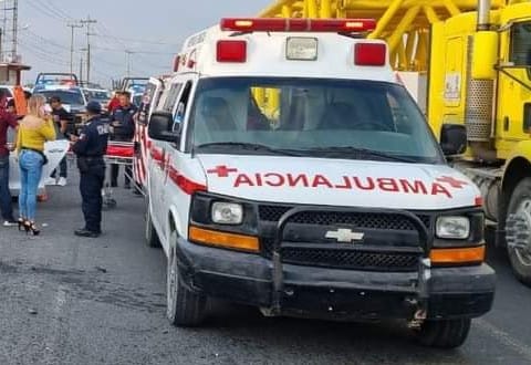 Autoridades resguardan la zona del accidente en Tula de Allende