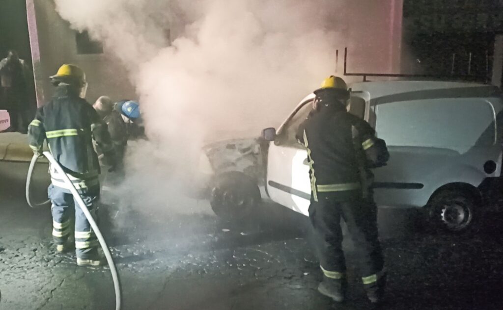 Pachuca: Incendio de camioneta movilizó a los bomberos y policías; ¿se reportaron víctimas?