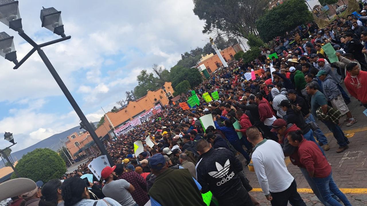 Manifestantes en el centro de Zimapán con pancartas exigiendo paz y la intervención de las autoridades locales