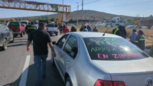 Trabajadores y ejidatarios exhiben pancartas en rechazo al sindicato, clamando por seguridad y reactivación económica