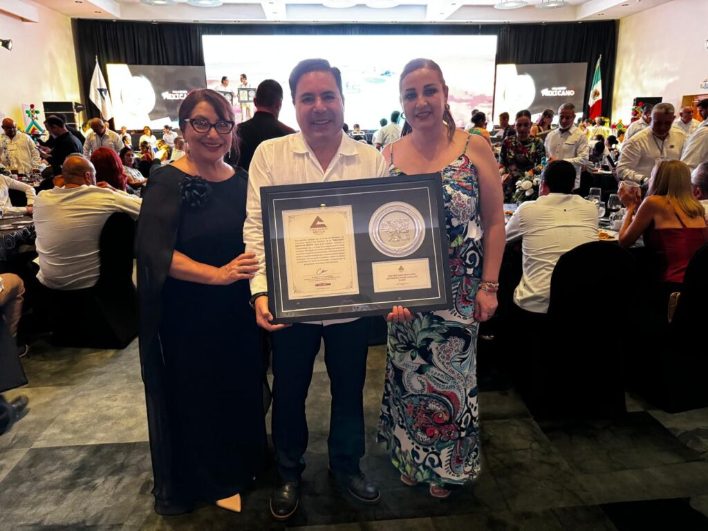 CEUMH recibe premio de Concanaco Servytur