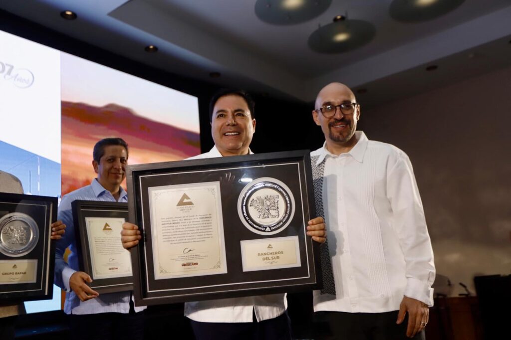 CEUMH recibe premio de Concanaco Servytur