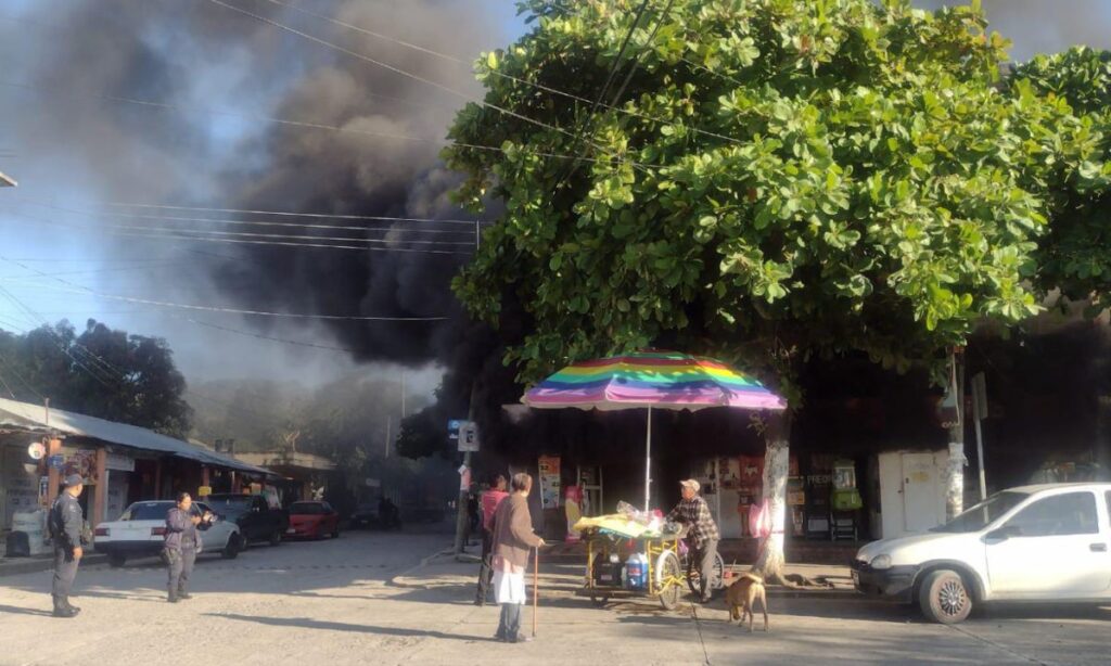 Atlapexco: Pérdidas materiales tras incendio en un comercio en centro; ¿qué lo causó?