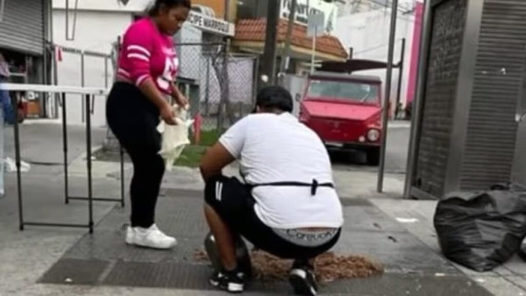 Monterrey: Captan a taqueros recoger barbacoa del suelo, ¿y así la vendieron?