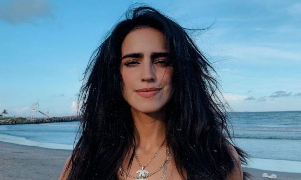 Tunden a Bárbara de Regil por hacer ejercicio en pleno vuelo... ¡de más de 35 horas!