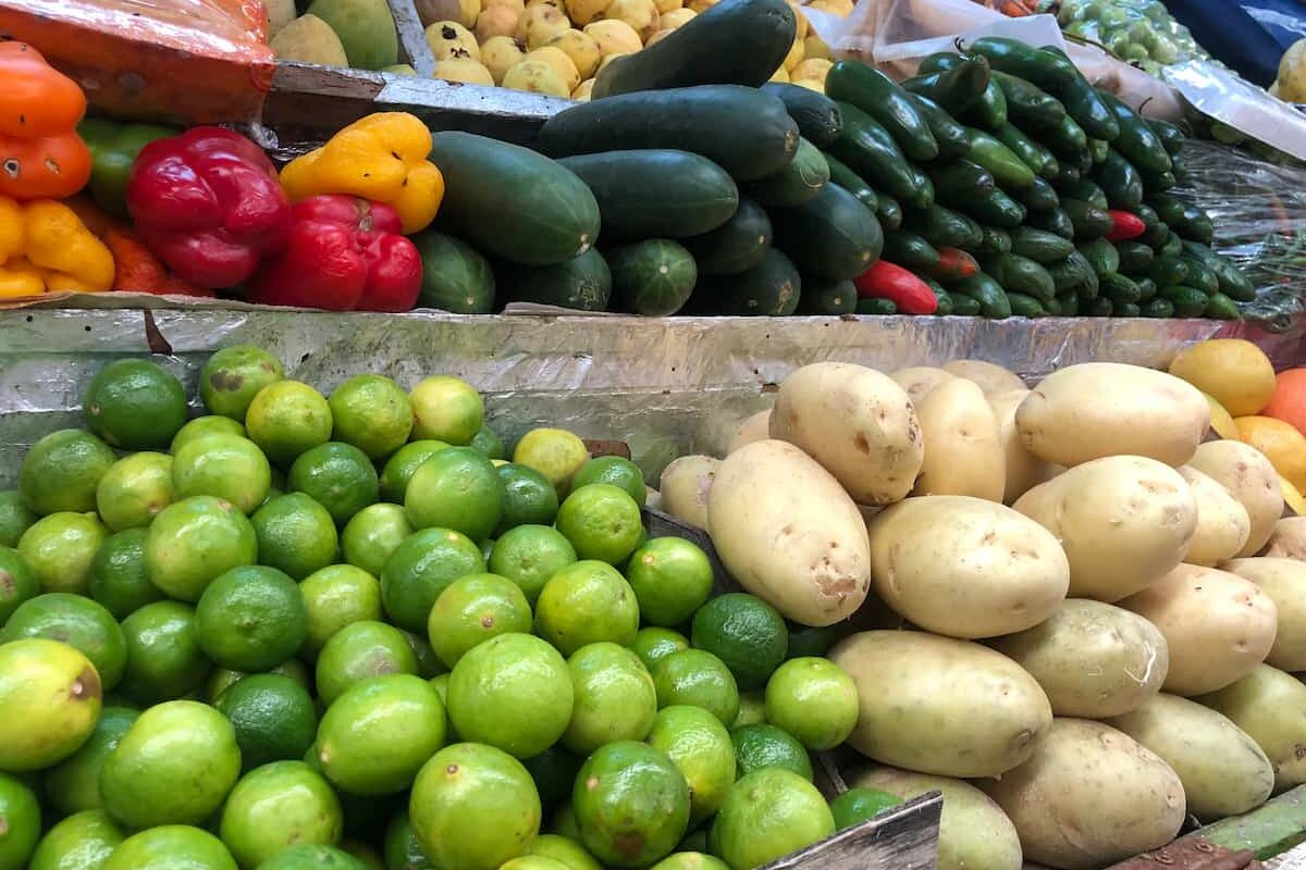 Uno de los productos que bajó de precio fue el limón, el cual pasó de 35 a 18 pesos por kilo