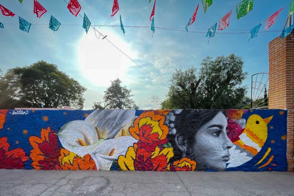 “El amor trasciende e incluso después de la muerte”, parte de su significado, señala su creador