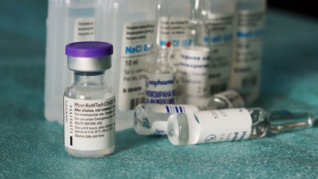 ¿Quieres la vacuna contra el Covid-19 de Pfizer? En esta farmacia te dan hasta meses sin intereses