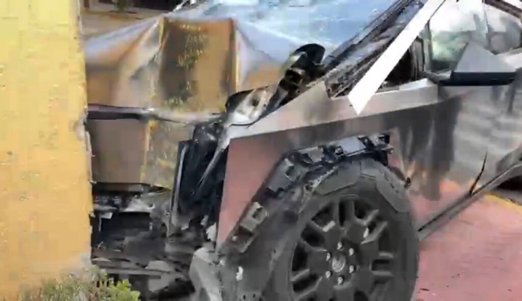 México mágico: Estrellan una Cybertruck de modelo reciente contra un portón