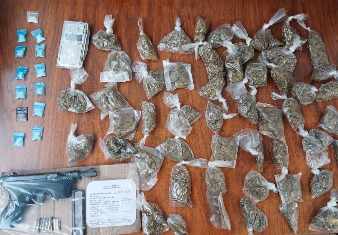 Envoltorios de “cristal” y presunta marihuana, asegurados por la SSPH en San Bartolo Tutotepec