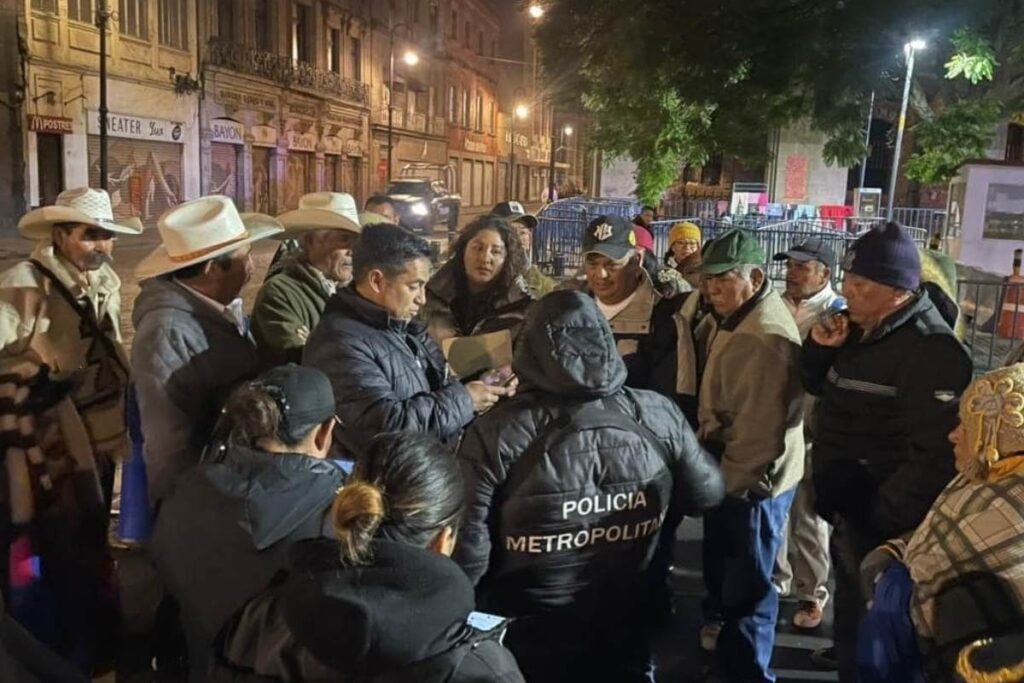 Habitantes de Tepetitlán se manifestaron frente a Palacio Nacional, previo y durante la conferencia mañanera de la presidenta Claudia Sheinbaum
