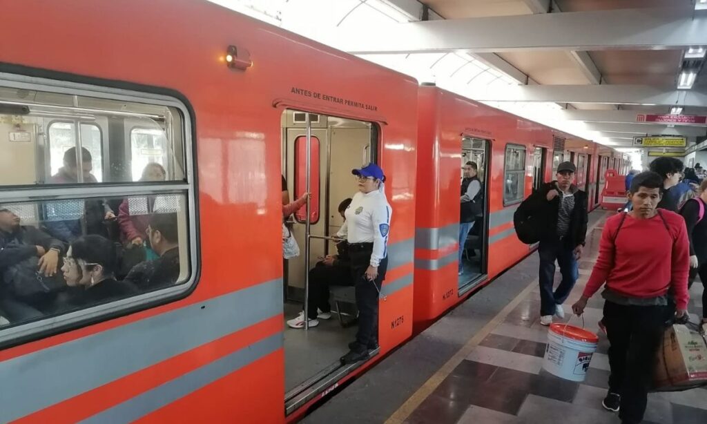 Ojo cuando viajes en el Metro CDMX; así roban a los pasajeros ¡con la ayuda de menores!