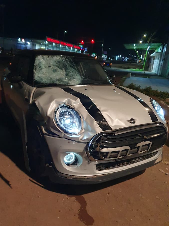 Vehículo contra el que se impactó el joven motociclista la noche del miércoles