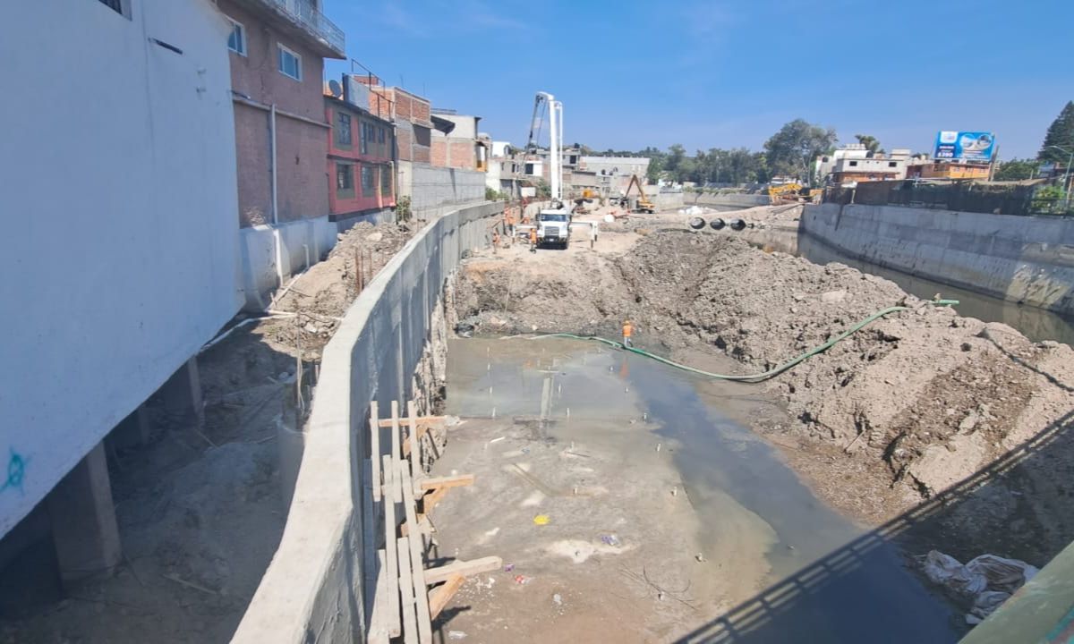 Como parte del Plan Hídrico, se construye un muro de contención en la ribera del río | Foto: Miguel Martínez