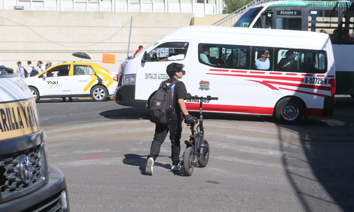 Entre las zonas problemáticas fue señalado el cruce frente al Hospital General de Pachuca, donde un puente peatonal fue clausurado debido a su mal estado | Foto: Juan Martínez