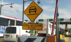 Los ponchallantas se habilitaron sobre la autopista México-Pachuca, a la altura de la caseta de cobro de Ojo de Agua, en Tecámac, Estado de México | Foto: Alfonso Marín