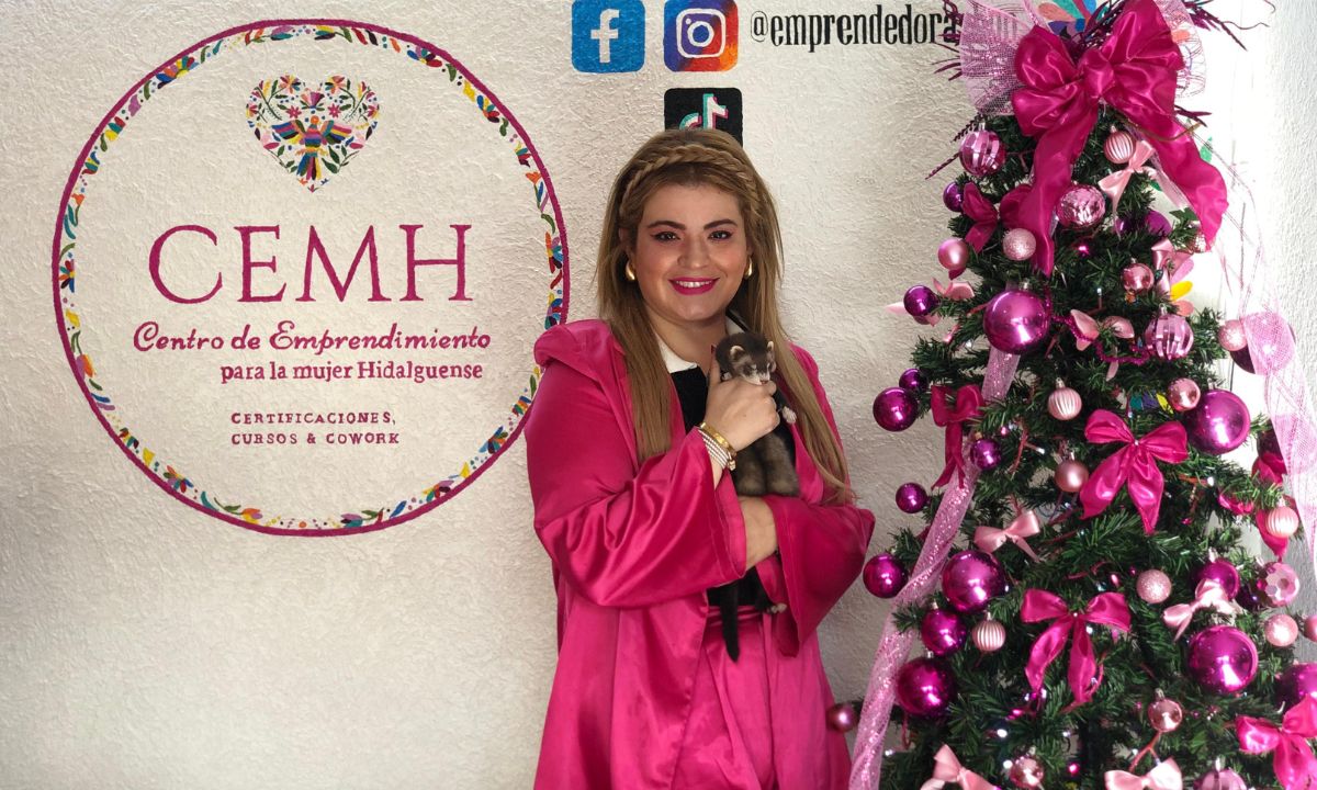 Valeria Aguirre Cerrilla, directora general del Centro de Emprendimiento para la Mujer Hidalguense (CEMH), destacó que, mediante la preparación en el emprendimiento, se generan más y mejores oportunidades para las mujeres | Foto: Carmen Hernández