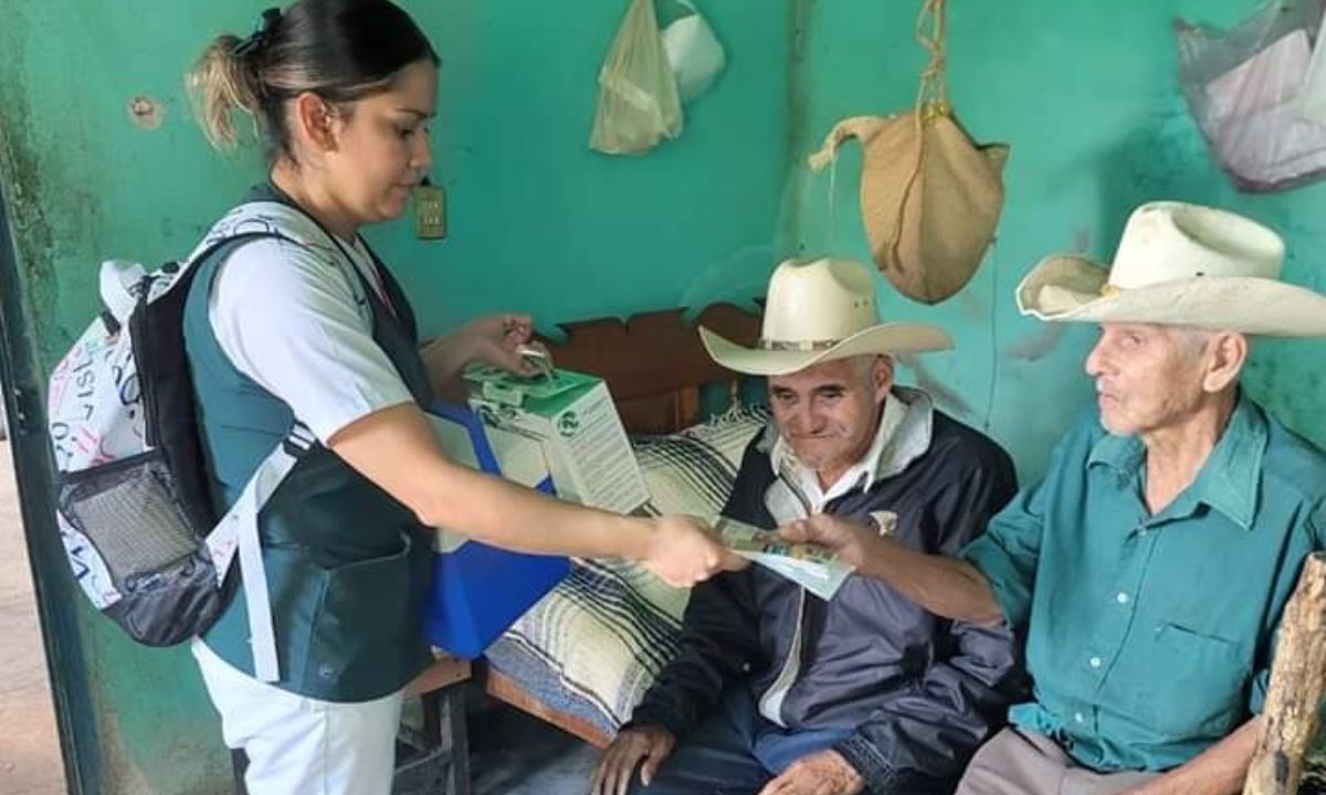 Integrantes de la Unidad de Salud de Chapulhuacán realizaron recorridos “casa por casa” para aplicar las vacunas | Foto: Anahí Castillo