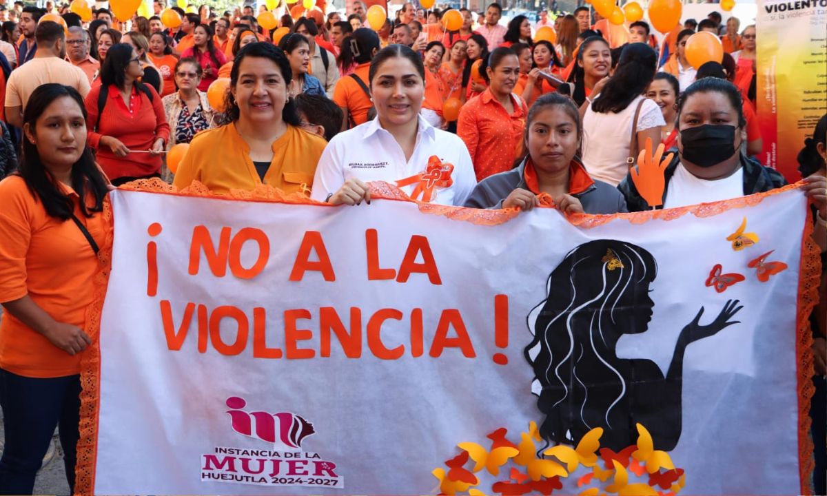 Los participantes portaron pancartas con mensajes de concienciación sobre la erradicación de la violencia de género | Foto: Salomón Hernández