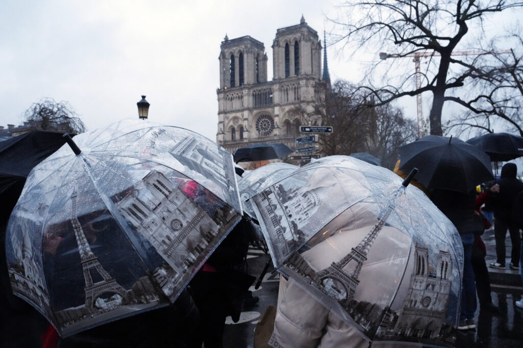 Notre Dame celebra su primera misa cinco años después del incendio que la afectó