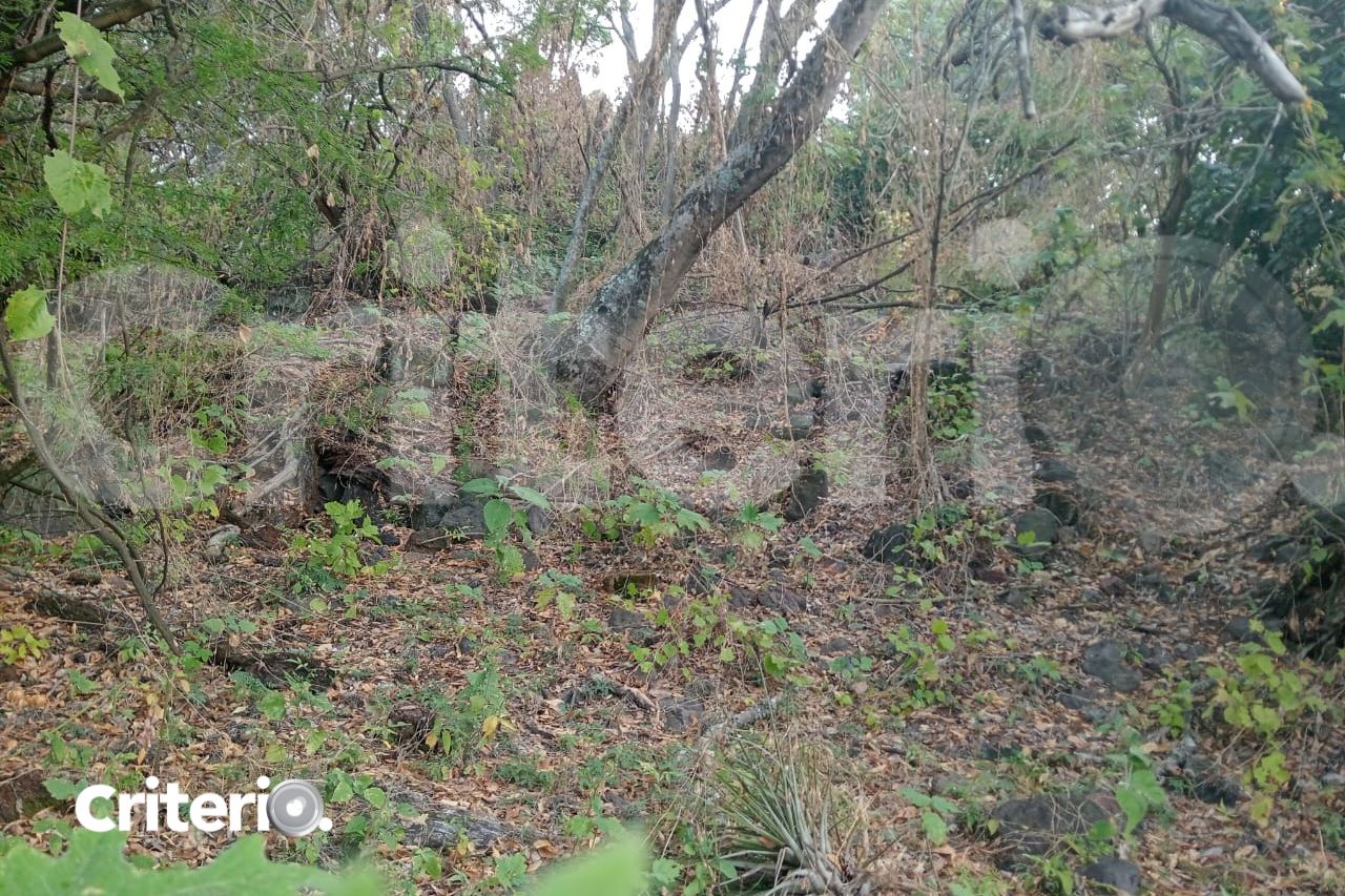 Montículo de piedras que cubre los restos de la estructura piramidal en San Miguel Metzquititlán