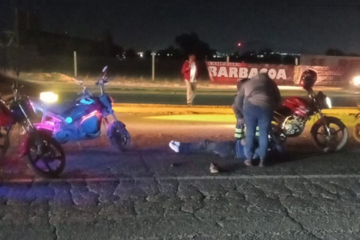 Servicios de emergencia atienden al motociclista herido frente a la Plaza Tizara