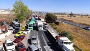 Caos vial en la México-Pachuca tras bloqueo liderado por habitantes de Zapotlán.