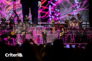 Grandes éxitos y una impecable producción marcaron la noche en el recinto abarrotado.