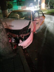 Autoridades realizaron las diligencias tras el choque del taxi en Pachuca.