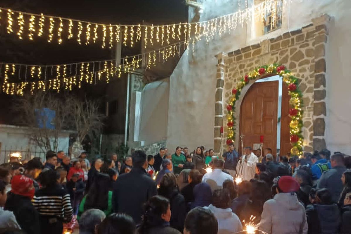 Los feligreses durante el arrullamiento del Niño Dios en la última posada del año / Foto: Especial