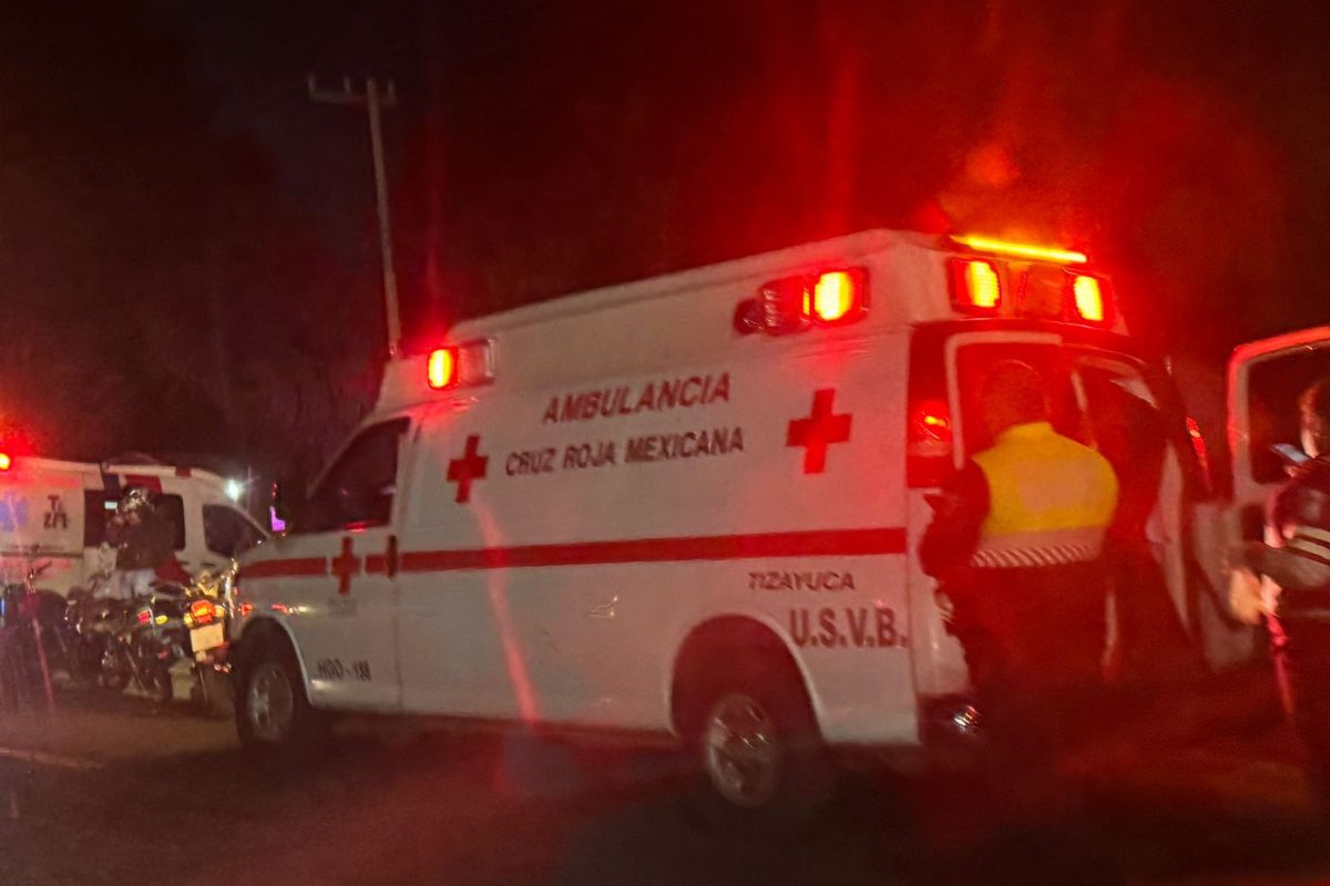 Paramédicos trasladan al motociclista a una clínica cercana en estado grave