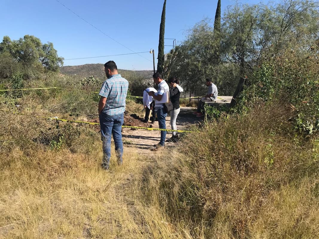 Oficiales resguardan el área en Santa María Xigui, donde se localizaron restos humanos